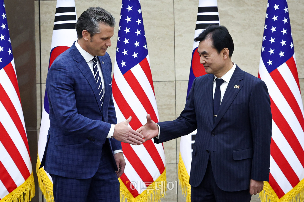 ▲안규백(오른쪽) 국방부 장관과 피트 헤그세스 미국 국방부 장관이 4일 서울 용산구 국방부 청사에서 열린 제57차 한미안보협의회의(SCM) 확대회의에서 기념촬영을 하고 있다. 사진공동취재단