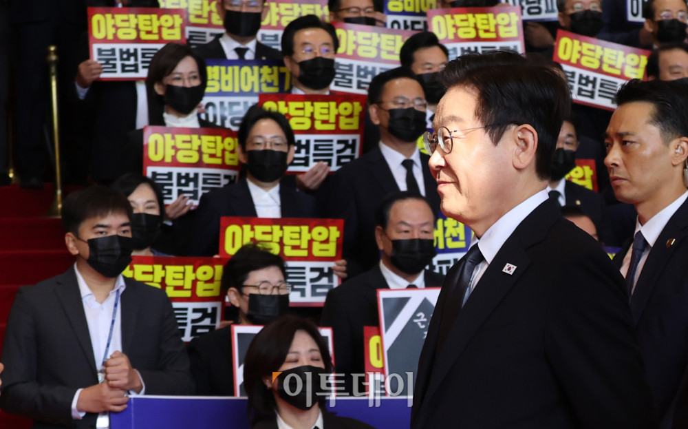 ▲이재명 대통령이 4일 내년도 정부 예산안에 대한 시정연설을 하기 위해 서울 여의도 국회에 도착, 피케팅 시위를 벌이고 있는 국민의힘 의원들에게 인사한뒤 이동하고 있다. 고이란 기자 photoeran@