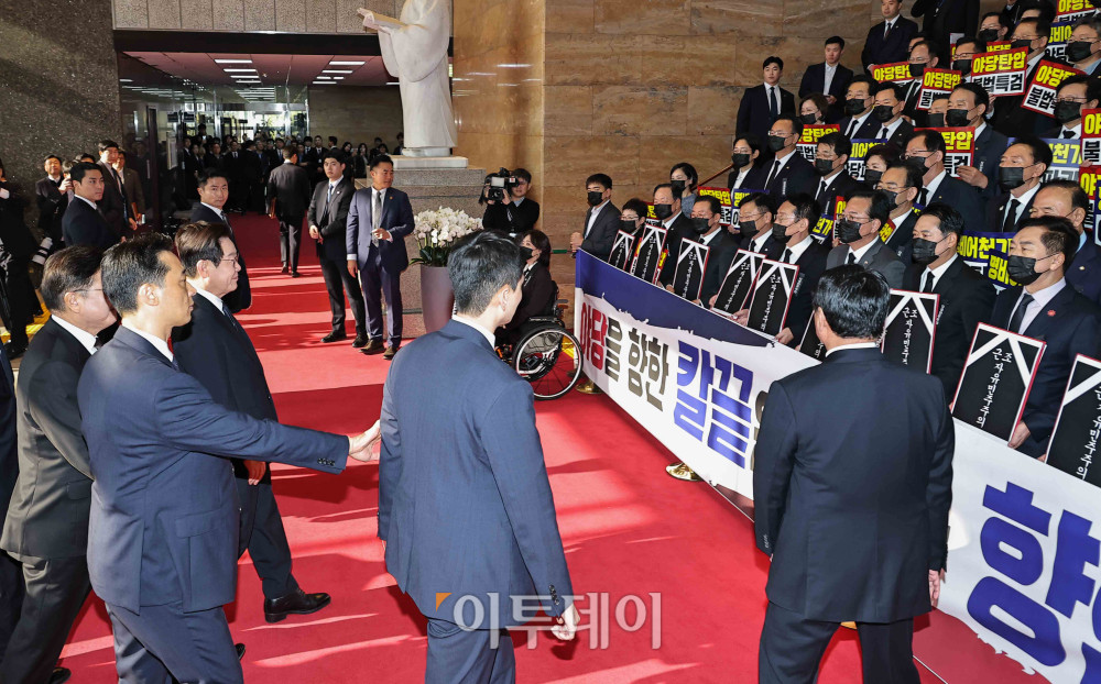 ▲이재명 대통령이 4일 오전 서울 여의도 국회에서 열린 2026년도 예산안 및 기금운용계획안 대통령 시정연설에 참석하며 국민의힘 의원들의 피켓팅을 바라보고 있다. 사진=고이란 기자 photoeran@