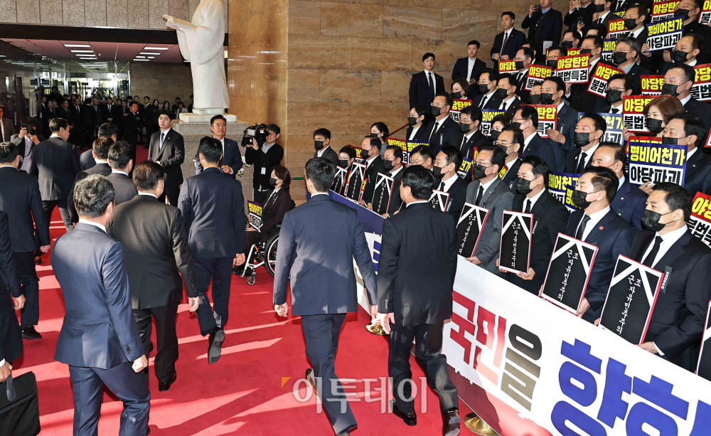 ▲이재명 대통령이 4일 오전 서울 여의도 국회에서 열린 2026년도 예산안 및 기금운용계획안 대통령 시정연설에 참석하며 국민의힘 의원들의 피켓팅을 뒤로하고 승강기로 향하고 있다. 고이란 기자 photoeran@