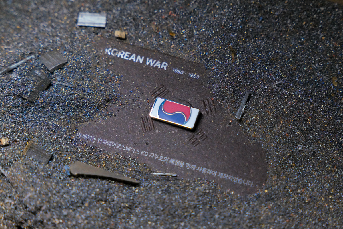 ▲한화 방산3사가 국가보훈부, 국방부유해발굴감식단과 함께 K9 자주포 철로 만든 태극기 배지를 제작·배포해 아직 유해를 발굴하지 못한 6.25 전사자들을 기리는 '121723 끝까지 찾아야 할 태극기' 호국보훈 캠페인을 진행했다. (사진= 한화에어로스페이스)