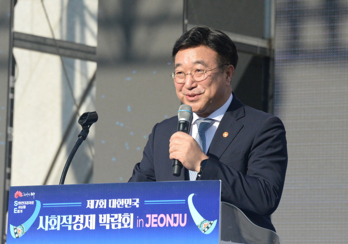 ▲윤호중 행정안전부 장관이 24일 전북 전주시 전주시청 노송광장에서 열린 '제7회 대한민국 사회적경제 박람회'에 참석해 축사를 하고 있다. (자료사진) (뉴시스)