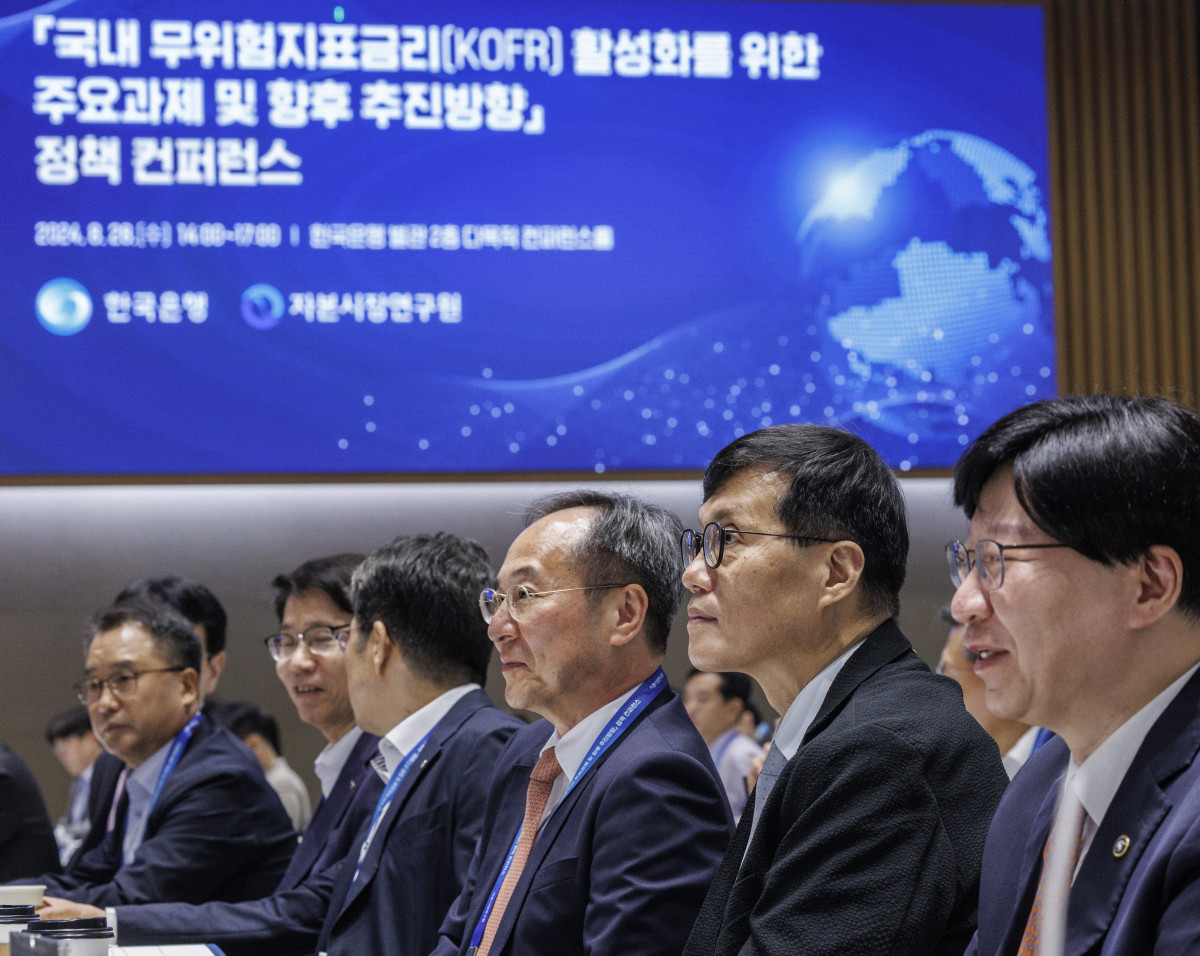 ▲이창용 한국은행 총재(오른쪽 두 번째)과 김소영 금융위원회 부위원장(오른쪽)이 28일 오후 서울 중구 한국은행에서 열린 국내 무위험지표금리(KOFR) 활성화를 위한 주요 과제 및 향후 추진 방향 정책 콘퍼런스에 참석해 안내를 듣고 있다. (연합뉴스)