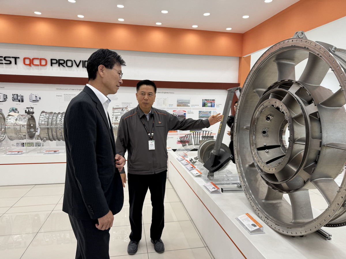 ▲NH농협은행 강태영 은행장(왼쪽)이 한화에어로엔진 공장에서 부품에 대한 설명을 듣고 있다. (사진제공=NH농협은행)