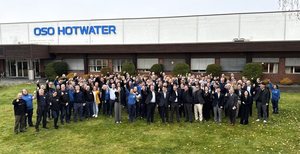 ▲LG전자, OSO 주요 임직원들이 단체사진을 촬영하고 있다. (자료출처=LG전자)