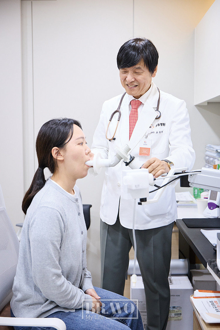 ▲광동병원 조상헌 병원장(오른쪽)이 환자를 진료하는 모습. 성민하 프리랜서 s-mean@naver.com