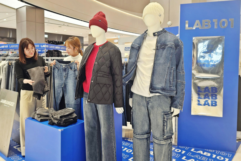 ▲신세계백화점 샌텀시티점 'LAB101' 매장에서 관계자가 상품에 대해 안내하고 있다. (사진제공=신세계센텀시티점 )