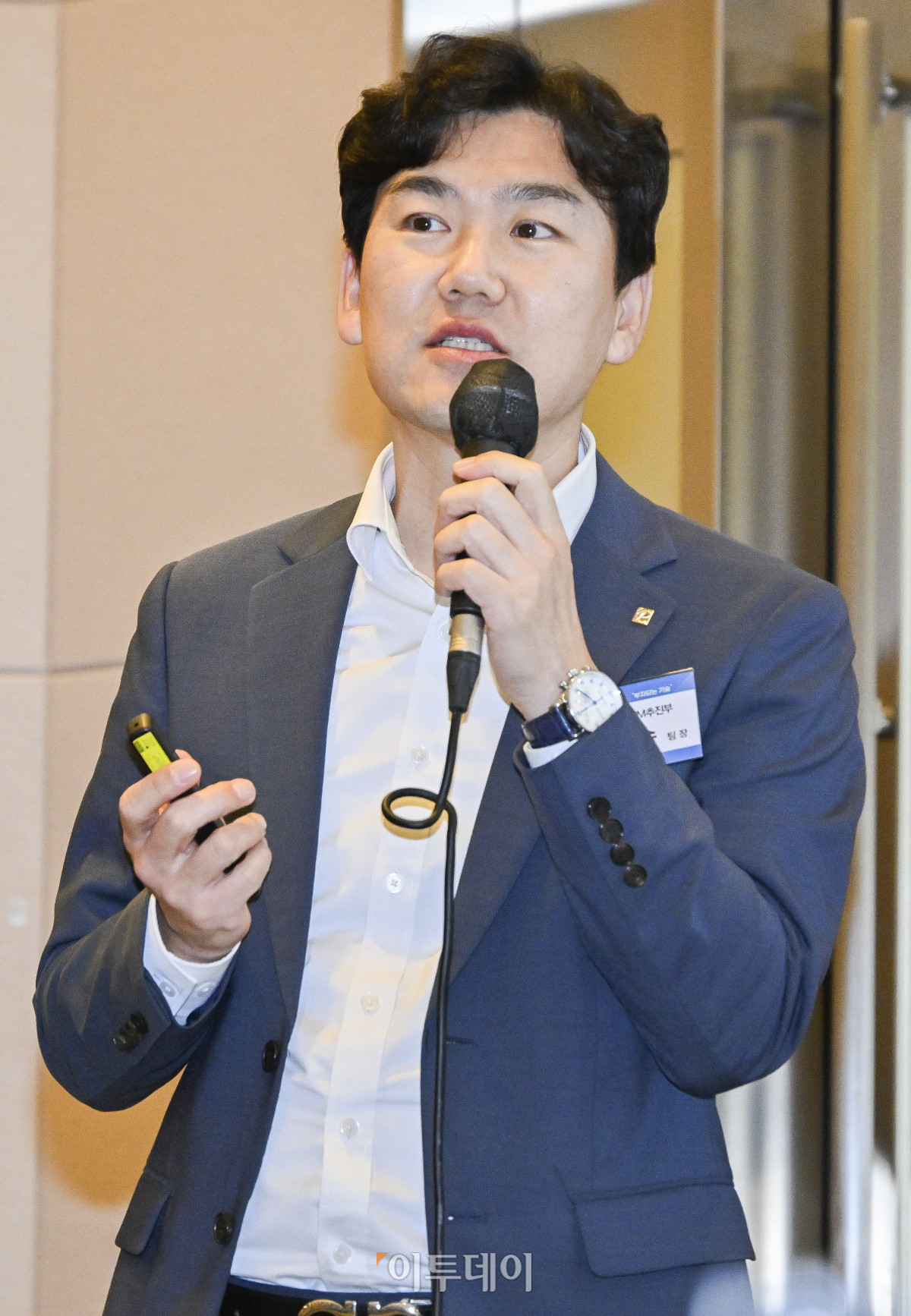 ▲김대수 신한은행 프리미어 패스파인더 WM 추진부 팀장이 4일 서울 영등포구 FKI타워 컨퍼런스센터에서 열린 PB SHOW '부자되는 기술'에서 '대한민국 부자들은 어떻게 은퇴자산을 투자할까?'를 주제로 PB 스피치를 하고 있다. 이투데이가 주최하는 이번 PB SHOW-부자되는 기술은 5명의 현직 PB(Private Banker)가 한자리에 모여, 2025년 금융 시장의 주요 이슈를 진단하고, 지속 가능한 부의 성장을 위한 실질적 해법을 심도 있는 토론과 질의응답을 통해 구체적으로 제시한다. 조현호 기자 hyunho@