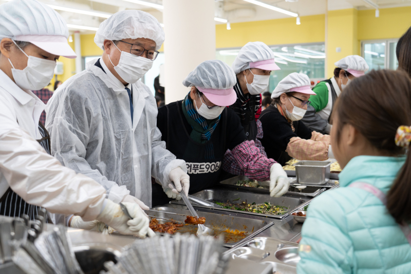 ▲김석준 교육감이 전포초에서 학생들에게 배식을 하며 이야기를 나누고 있다.  (사진제공=부산시교육청 )