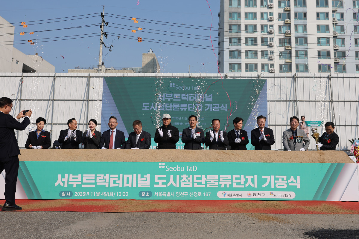 ▲오세훈 서울시장이 4일 서울 양천구 서부트럭터미널에서 열린 '도시첨단물류단지 기공식'에서 참석자들과 기념촬영을 하고 있다. (연합뉴스)