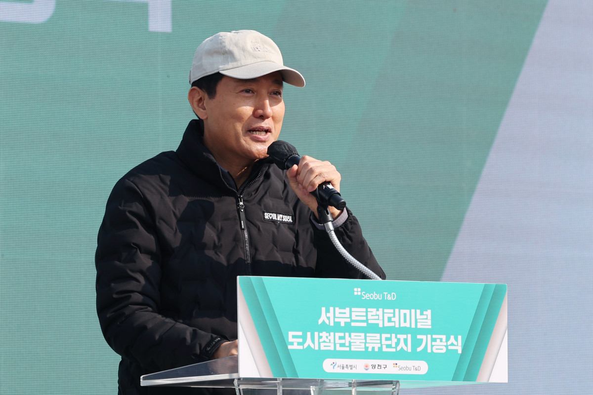 ▲오세훈 서울시장이 4일 서울 양천구 서부트럭터미널에서 열린 '도시첨단물류단지 기공식'에서 축사를 하고 있다. (연합뉴스)