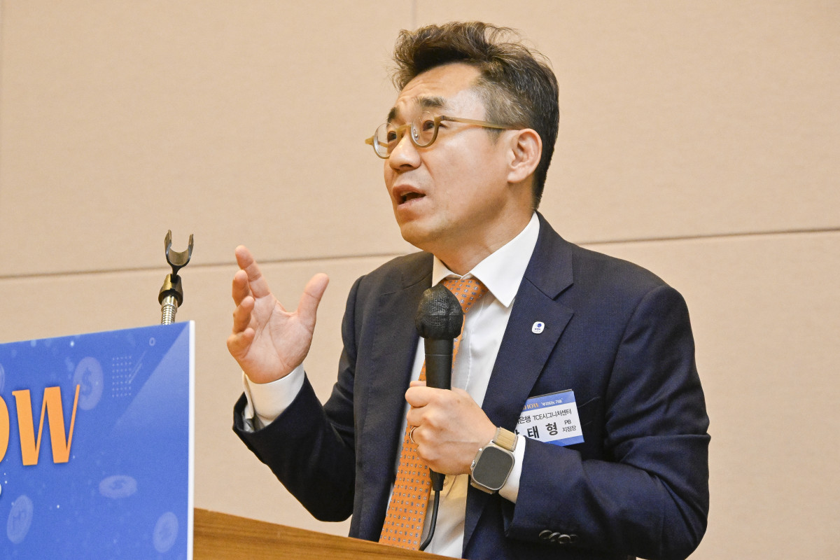 ▲박태형 우리은행 TCE 시그니처센터 PB지점장이 4일 서울 영등포구 FKI타워 컨퍼런스센터에서 열린 PB SHOW '부자되는 기술'에서 '고점 논란 속에서도 미국 주식이 성장할 이유'를 주제로 PB 스피치를 하고 있다. 이투데이가 주최하는 이번 PB SHOW-부자되는 기술은 5명의 현직 PB(Private Banker)가 한 자리에 모여, 2025년 금융 시장의 주요 이슈를 진단하고, 지속 가능한 부의 성장을 위한 실질적 해법을 심도 있는 토론과 질의응답을 통해 구체적으로 제시한다. 조현호 기자 hyunho@