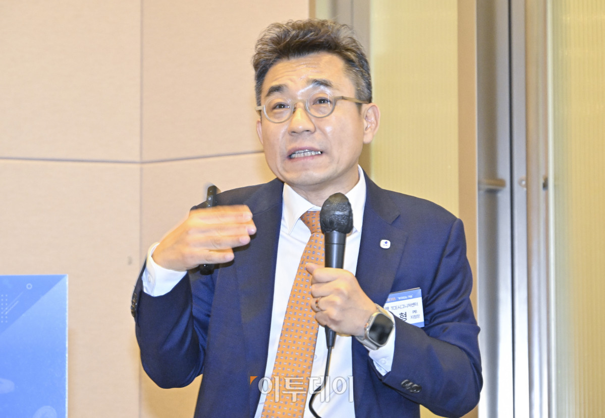 ▲박태형 우리은행 TCE 시그니처센터 PB지점장이 4일 서울 영등포구 FKI타워 컨퍼런스센터에서 열린 PB SHOW '부자되는 기술'에서 '고점 논란 속에서도 미국 주식이 성장할 이유'를 주제로 PB 스피치를 하고 있다. 이투데이가 주최하는 이번 PB SHOW-부자되는 기술은 5명의 현직 PB(Private Banker)가 한자리에 모여, 2025년 금융 시장의 주요 이슈를 진단하고, 지속 가능한 부의 성장을 위한 실질적 해법을 심도 있는 토론과 질의응답을 통해 구체적으로 제시한다. 조현호 기자 hyunho@