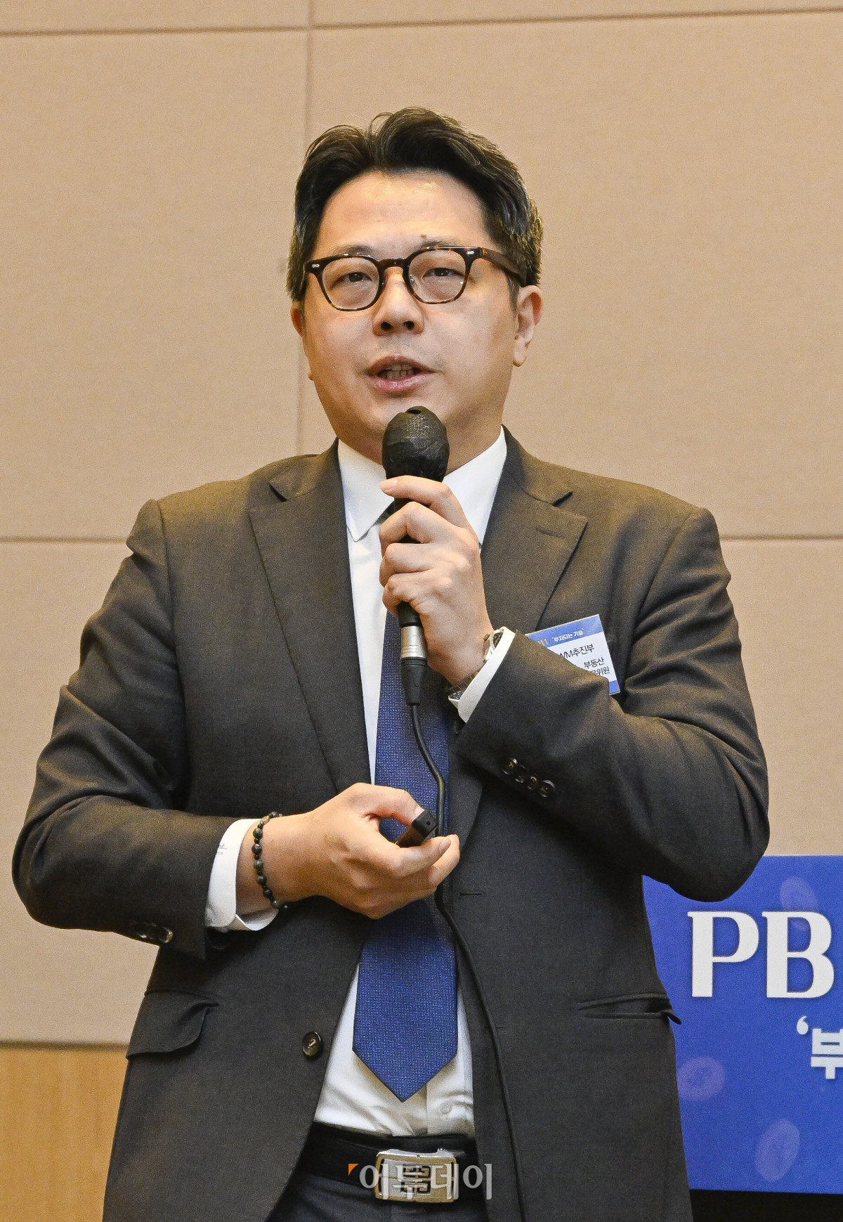 ▲노시태 KB국민은행 WM추진부 부동산전문위원이 4일 서울 영등포구 FKI타워 컨퍼런스센터에서 열린 PB SHOW '부자되는 기술'에서 '내가 만난 부자 고객의 특징'을 주제로 PB 스피치를 하고 있다. 이투데이가 주최하는 이번 PB SHOW-부자되는 기술은 5명의 현직 PB(Private Banker)가 한자리에 모여, 2025년 금융 시장의 주요 이슈를 진단하고, 지속 가능한 부의 성장을 위한 실질적 해법을 심도 있는 토론과 질의응답을 통해 구체적으로 제시한다. 조현호 기자 hyunho@