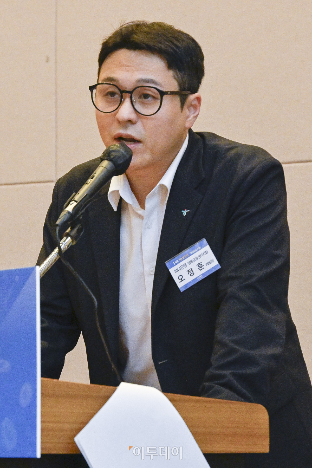 ▲오정훈 하나은행 영통금융센터지점 PB팀장이 4일 서울 영등포구 FKI타워 컨퍼런스센터에서 열린 PB SHOW '부자되는 기술'에서 'MZ세대의 재테크 트렌드와 금융 행동 분석'을 주제로 PB 스피치를 하고 있다. 이투데이가 주최하는 이번 PB SHOW-부자되는 기술은 5명의 현직 PB(Private Banker)가 한자리에 모여, 2025년 금융 시장의 주요 이슈를 진단하고, 지속 가능한 부의 성장을 위한 실질적 해법을 심도 있는 토론과 질의응답을 통해 구체적으로 제시한다. 조현호 기자 hyunho@