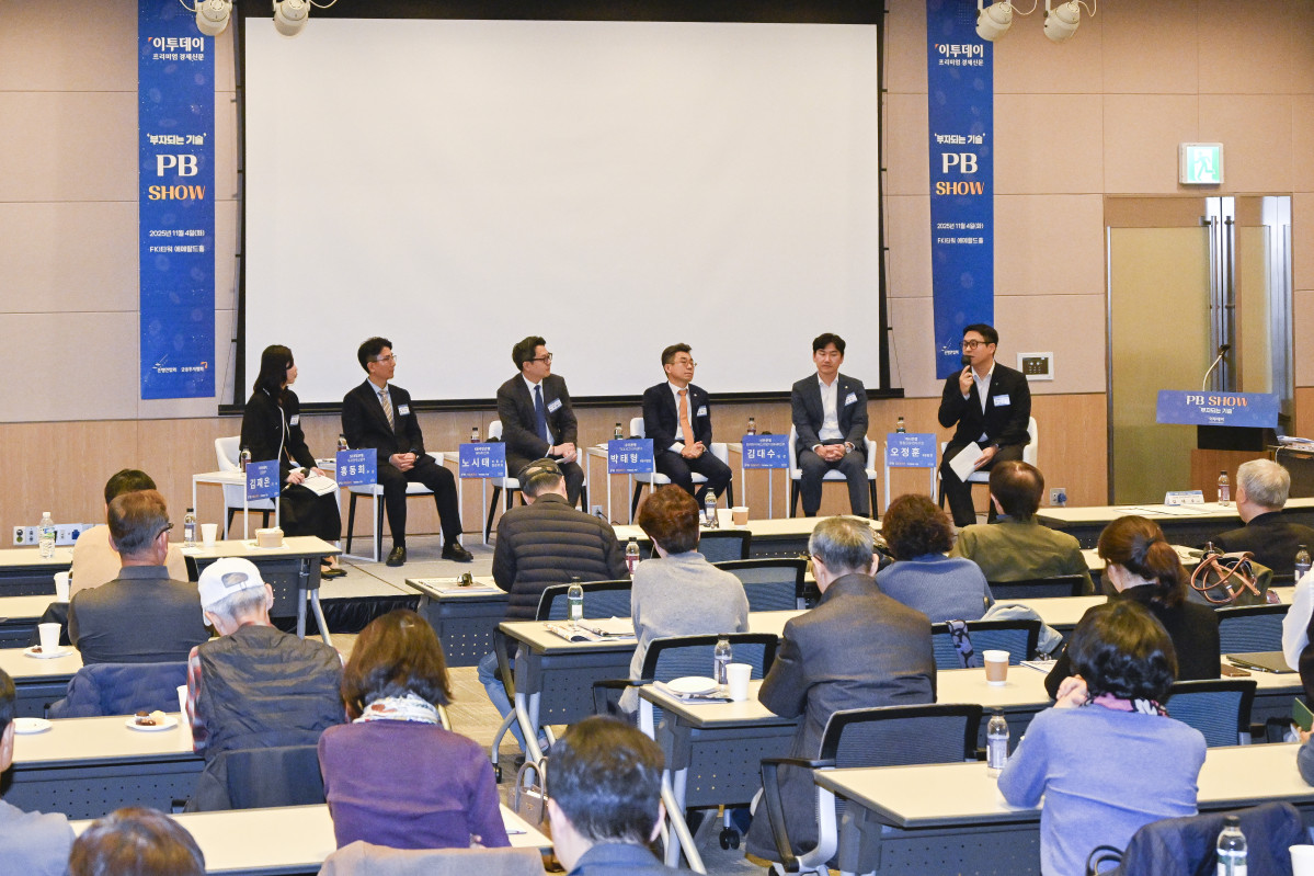 ▲4일 서울 영등포구 FKI타워 컨퍼런스센터에서 열린 PB SHOW '부자되는 기술'에서 참석자들이 'PB Talk'를 하고 있다. 왼쪽부터 김재은 이투데이 금융부 기자, 홍동희 SC 제일은행 투자전략상품부 부장, 노시태 KB국민은행 WM추진부 부동산전문위원, 박태형 우리은행 TCE 시그니처센터 PB지점장, 김대수 신한은행 프리미어 패스파인더 WM 추진부 팀장, 오정훈 하나은행 영통금융센터지점 PB팀장. 이투데이가 주최하는 이번 PB SHOW-부자되는 기술은 5명의 현직 PB(Private Banker)가 한자리에 모여, 2025년 금융 시장의 주요 이슈를 진단하고, 지속 가능한 부의 성장을 위한 실질적 해법을 심도 있는 토론과 질의응답을 통해 구체적으로 제시한다. 조현호 기자 hyunho@