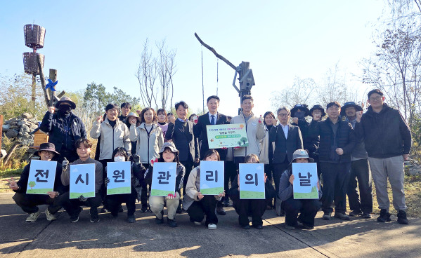 ▲기술보증기금은 3일 세종시 국립세종수목원의 폴리네이터가든에서 '꿀벌 생태계 회복 기부 행사'를 실시했다. (사진제공=기술보증기금 )