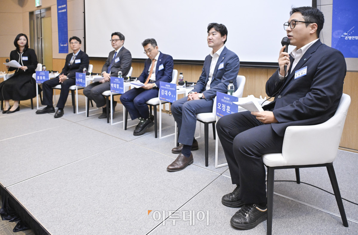 ▲오정훈 하나은행 영통금융센터지점 PB팀장이 4일 서울 영등포구 FKI타워 컨퍼런스센터에서 열린 PB SHOW '부자되는 기술'에서 'PB Talk'를 하고 있다. 이투데이가 주최하는 이번 PB SHOW-부자되는 기술은 5명의 현직 PB(Private Banker)가 한자리에 모여, 2025년 금융 시장의 주요 이슈를 진단하고, 지속 가능한 부의 성장을 위한 실질적 해법을 심도 있는 토론과 질의응답을 통해 구체적으로 제시한다. 조현호 기자 hyunho@