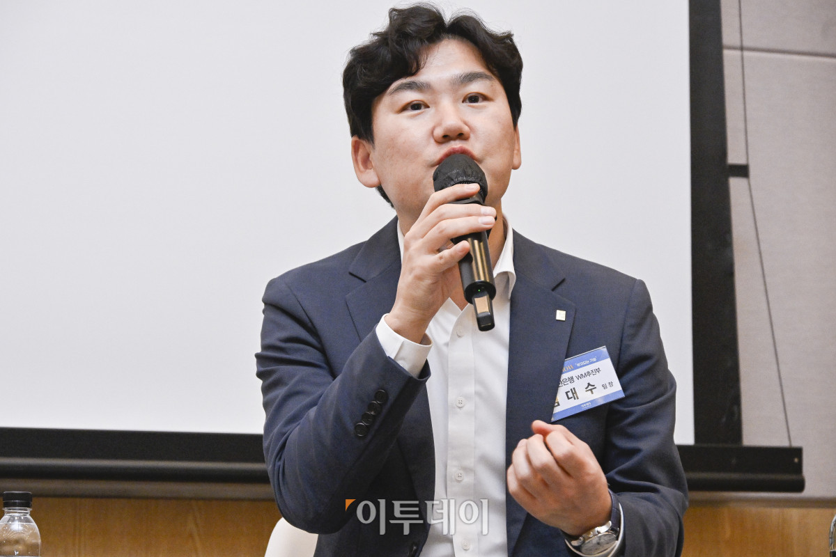 ▲김대수 신한은행 프리미어 패스파인더 WM 추진부 팀장이 4일 서울 영등포구 FKI타워 컨퍼런스센터에서 열린 PB SHOW '부자되는 기술'에서 'PB Talk'를 하고 있다. 이투데이가 주최하는 이번 PB SHOW-부자되는 기술은 5명의 현직 PB(Private Banker)가 한자리에 모여, 2025년 금융 시장의 주요 이슈를 진단하고, 지속 가능한 부의 성장을 위한 실질적 해법을 심도 있는 토론과 질의응답을 통해 구체적으로 제시한다. 조현호 기자 hyunho@