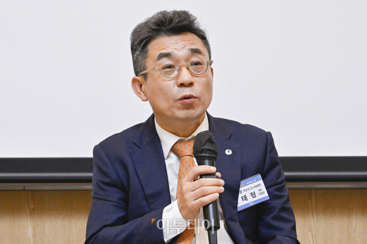 ▲박태형 우리은행 TCE 시그니처센터 PB지점장이 4일 서울 영등포구 FKI타워 컨퍼런스센터에서 열린 PB SHOW '부자되는 기술'에서 'PB Talk'를 하고 있다. 이투데이가 주최하는 이번 PB SHOW-부자되는 기술은 5명의 현직 PB(Private Banker)가 한자리에 모여, 2025년 금융 시장의 주요 이슈를 진단하고, 지속 가능한 부의 성장을 위한 실질적 해법을 심도 있는 토론과 질의응답을 통해 구체적으로 제시한다. 조현호 기자 hyunho@