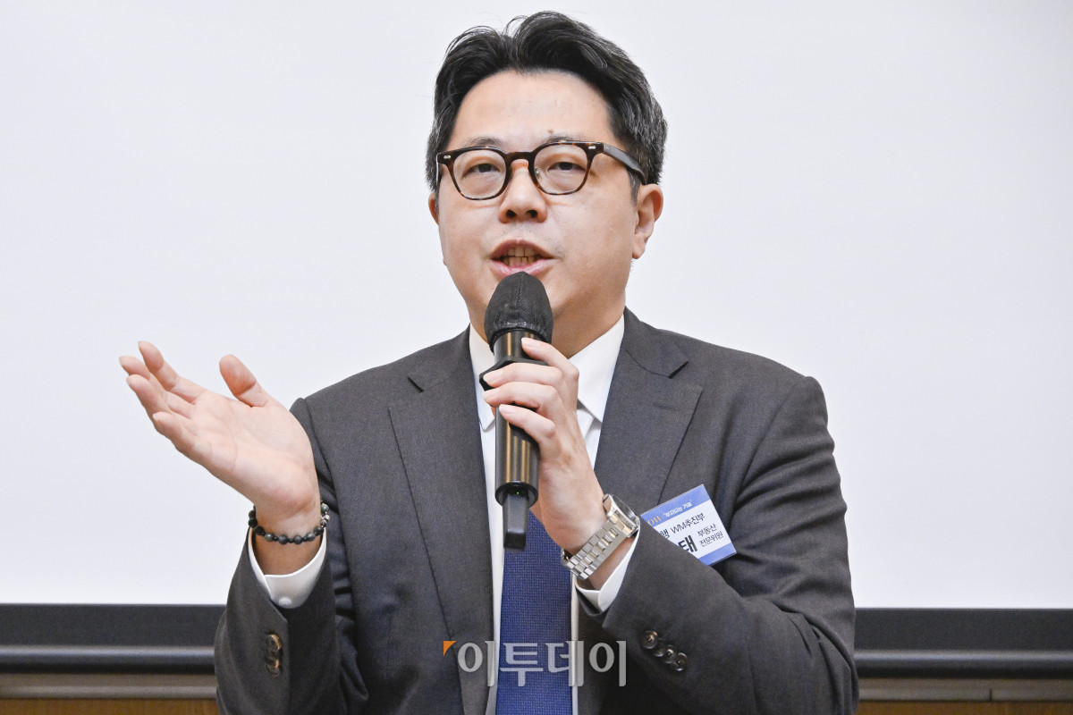 ▲노시태 KB국민은행 WM추진부 부동산전문위원이 4일 서울 영등포구 FKI타워 컨퍼런스센터에서 열린 PB SHOW '부자되는 기술'에서 'PB Talk'를 하고 있다. 이투데이가 주최하는 이번 PB SHOW-부자되는 기술은 5명의 현직 PB(Private Banker)가 한자리에 모여, 2025년 금융 시장의 주요 이슈를 진단하고, 지속 가능한 부의 성장을 위한 실질적 해법을 심도 있는 토론과 질의응답을 통해 구체적으로 제시한다. 조현호 기자 hyunho@