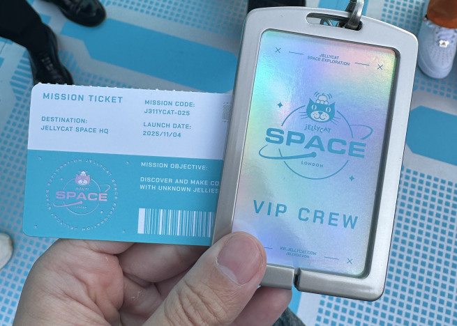 ▲젤리캣 스페이스 팝업스토어에 입장할 수 있는 티켓과 명찰. (서이원 기자 @iwonseo96)