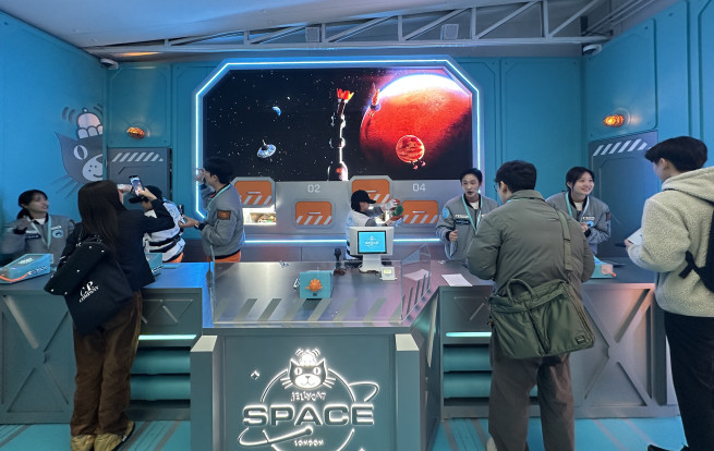 ▲입장 티켓으로 신제품 중 한 가지를 수령할 수 있는 토큰으로 교환해 주는 코너. 제품은 랜덤으로 선택된다. (서이원 기자 @iwonseo96)