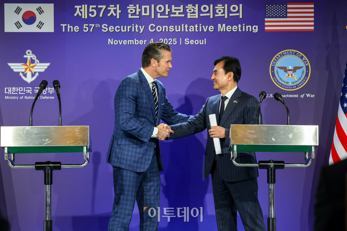 ▲안규백(오른쪽) 국방부 장관과 피트 헤그세스 미국 전쟁부(국방부) 장관이 4일 서울 용산구 국방부 청사에서 열린 제57차 한미안보협의회의(SCM)를 마치고 가진 공동기자회견에서 악수를 하고 있다. 사진공동취재단