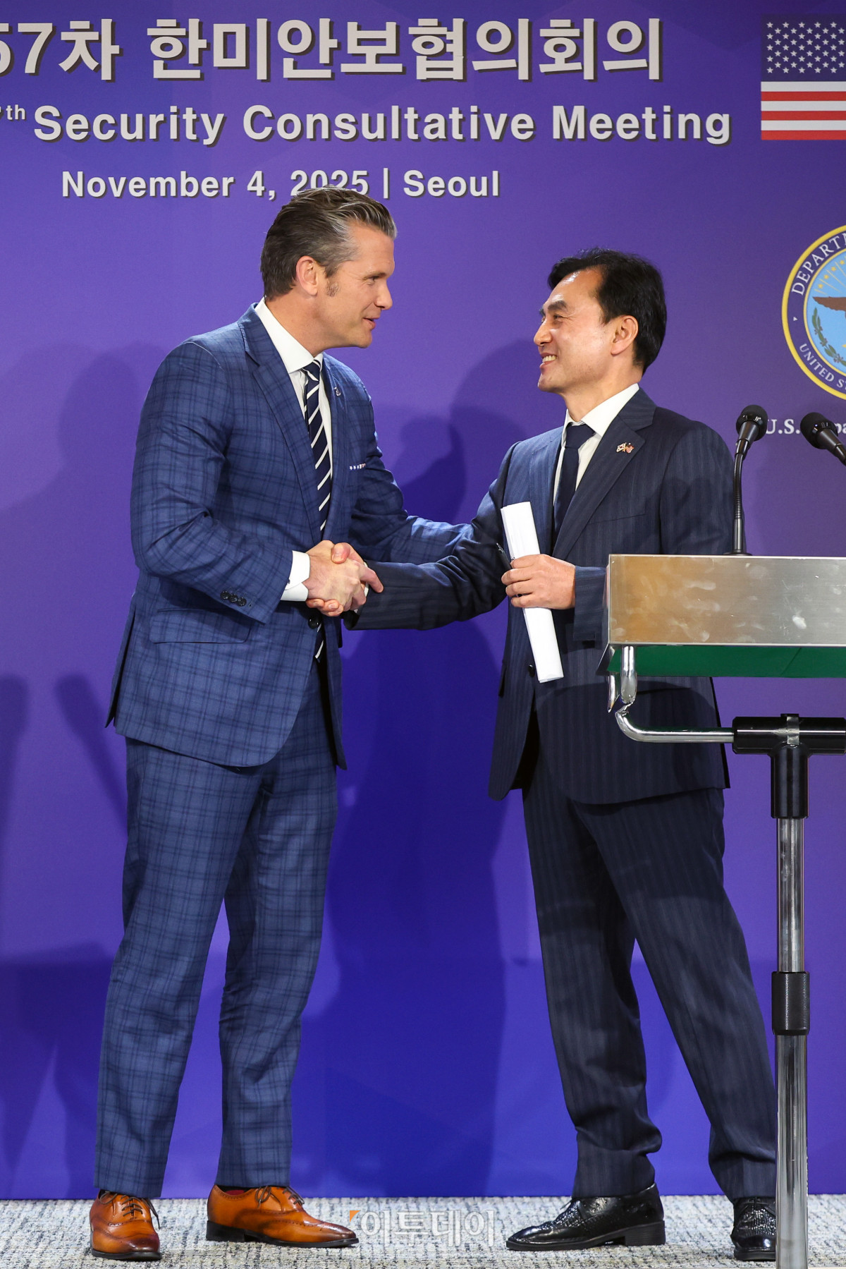 ▲안규백(오른쪽) 국방부 장관과 피트 헤그세스 미국 전쟁부(국방부) 장관이 4일 서울 용산구 국방부 청사에서 열린 제57차 한미안보협의회의(SCM)를 마치고 가진 공동기자회견에서 악수를 하고 있다. 사진공동취재단