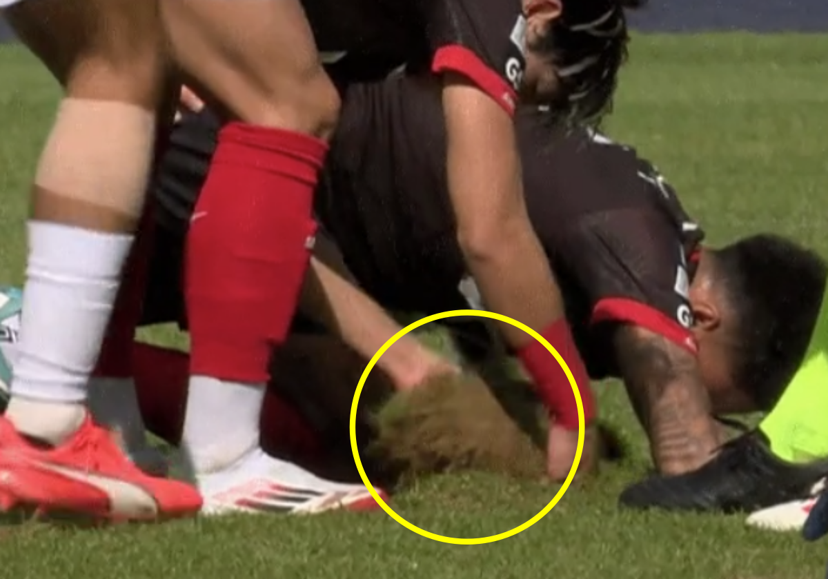 ▲3월 3일 서울월드컵경기장에서 열린 FC서울과 김천 상무의 하나은행 K리그1 2025 3라운드. 잔디에 걸려 넘어진 린가드 옆에서 정승원이 잔디를 심어 넣고 있다. 해당 장면은 온라인상에서 '논두렁 잔디'라는 비판과 함께 논란으로 확산했다. (출처=SBS 보도화면 캡처) 