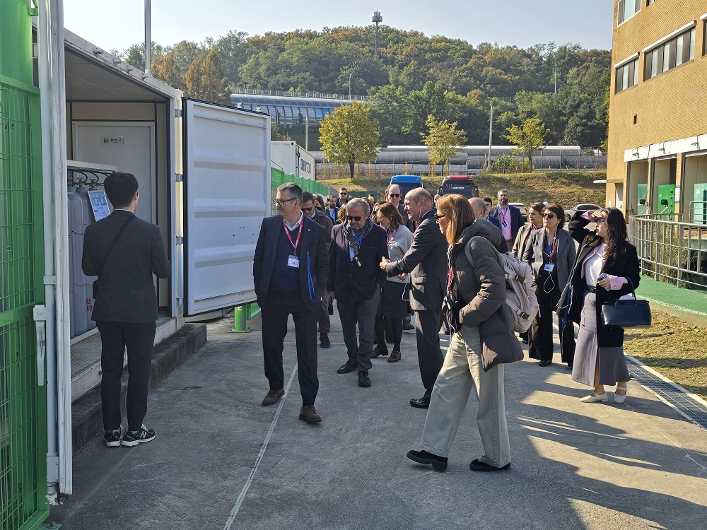 ▲한국수자원공사 관계자(사진 왼쪽)가 11월 4일 경기도 성남정수장의 그린수소 실증시설을 찾은 스페인 카탈루냐 경제인협회 대표단에 운영 설비에 대해 설명하고 있다. (해당 설비는 생산된 수소를 운송하는 배관의 잔여물을 안전하게 처리하는 설비다.) (한국수자원공사)