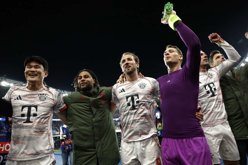 ▲4일(현지시간) 프랑스 파리 파르크 데 프랭스에서 열린 UEFA 챔피언스리그 리그 페이즈 4차전 파리 생제르맹(PSG)과 바이에른 뮌헨의 경기가 끝난 뒤 경기 종료 후 바이에른 뮌헨의 김민재, 세르주 그나브리, 해리 케인, 마누엘 노이어가 함께 기뻐하고 있다. (로이터/연합뉴스)