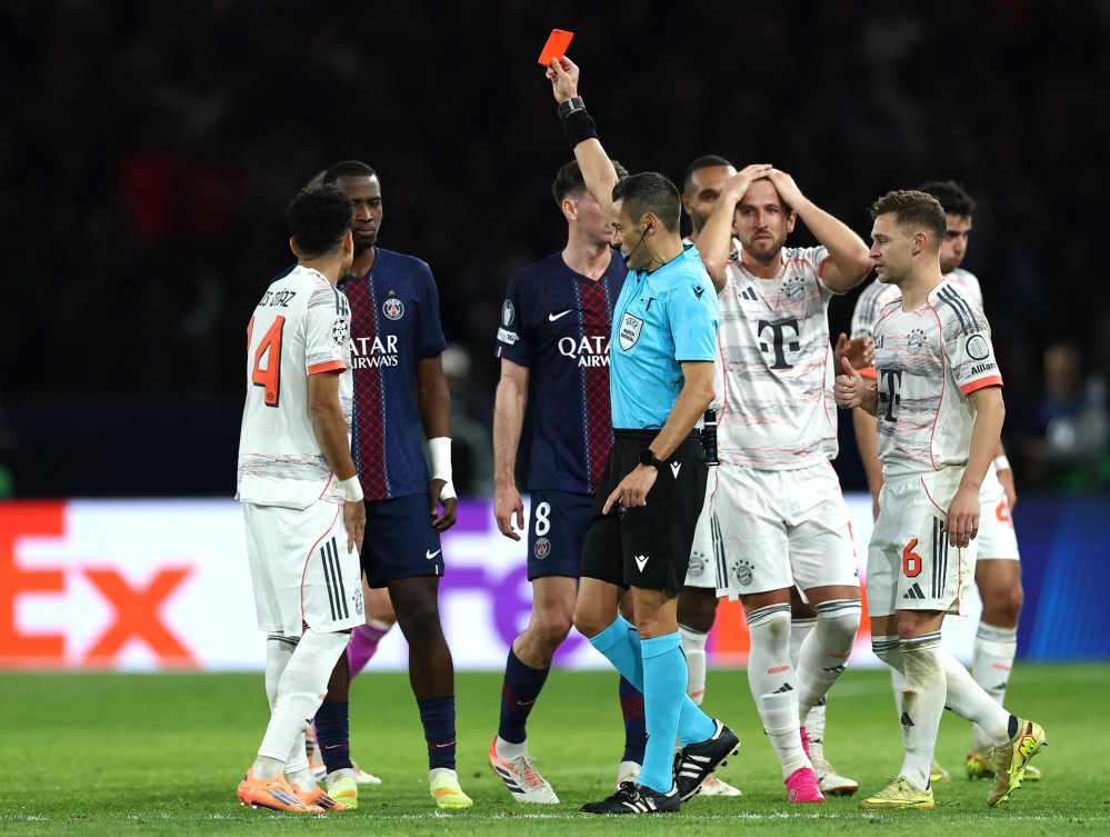 ▲4일(현지시간) 프랑스 파리 파르크 데 프랭스에서 열린 UEFA 챔피언스리그 리그 페이즈 4차전 파리 생제르맹(PSG)과 바이에른 뮌헨의 경기에서 주심 마우리치오 마리아니가 바이에른 뮌헨의 루이스 디아스에게 레드카드를 꺼내 들고 있다. (로이터/연합뉴스)