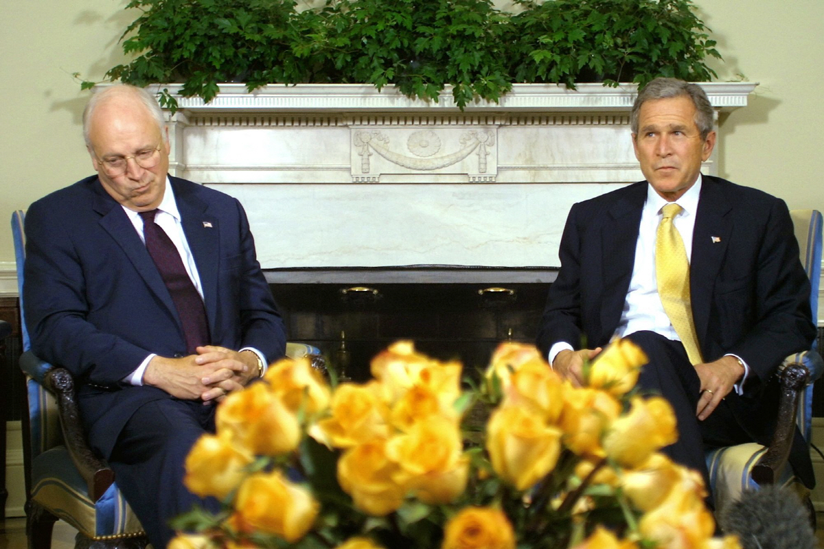 ▲딕 체니 전 미국 부통령이 2001년 9월 19일 조지 W. 부시 전 대통령과 9·11 테러 대응을 위한 지도부 회의를 열고 있다. 워싱턴D.C./AFP연합뉴스