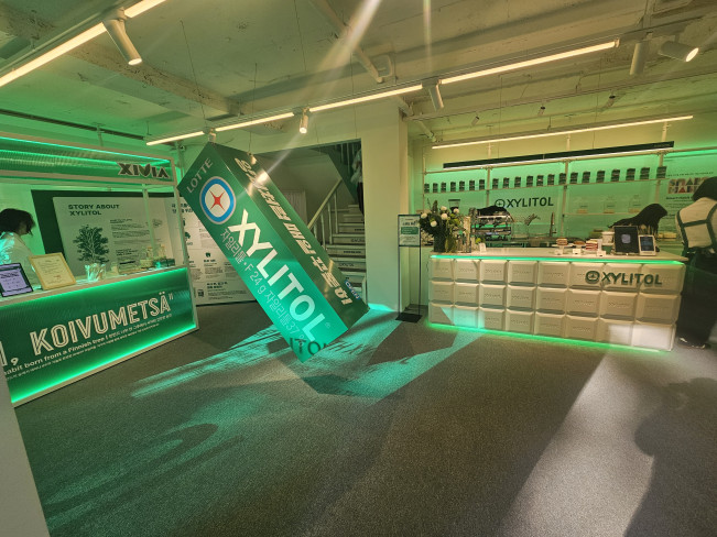 ▲5일 서울 성수동에서 진행 중인 롯데웰푸드의 자일리톨 팝업스토어 1층 내부가 보이고 있다. 왼쪽에는 블라인드 테스트존이 보이고 오른쪽에는 카페가 보이고 있다. (사진=정영인 기자 oin@)