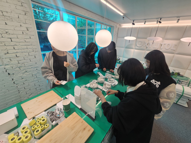 ▲5일 서울 성수동에서 진행 중인 롯데웰푸드의 자일리톨 팝업스토어 2층에서 방문객들이 틴케이스 꾸미기를 하고 있다. 왼쪽에는 판껌을 틀로 찍어볼 수 있는 공간이다. (사진=정영인 기자 oin@)