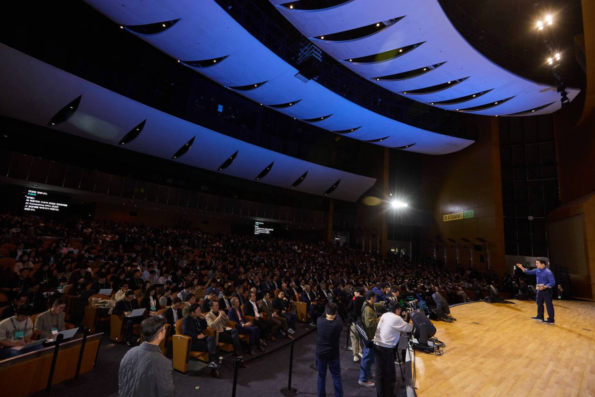 ▲3일 서울 강남구 코엑스에서 열린 ‘SK AI Summit(서밋) 2025’에서 청중들이 최태원 회장의 ‘AI Now & Next’를 주제로한 기조연설을 듣고 있다. (사진제공=SK)