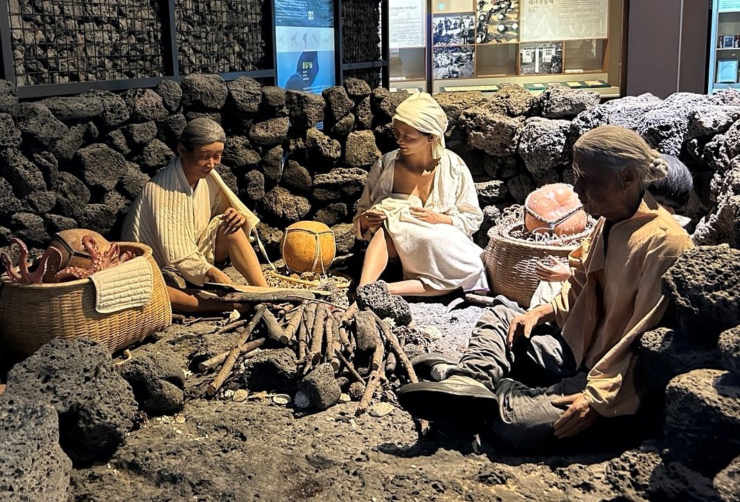 ▲제주 해녀들의 쉼터 불턱. 해녀박물관 전시 모형. (사진제공=제주제주해녀박물관)