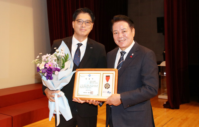 ▲5일 ‘2025년 안양시 우수기업 시상식’에서 이수민 노루페인트 대표이사(사진 왼쪽)과 최대호 안양시장이 기념촬영을 하고 있다. (사진제공=노루페인트)