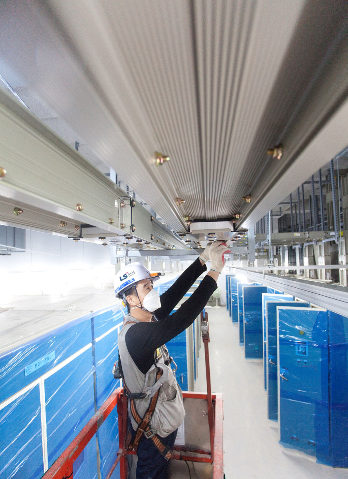 ▲LS전선 직원이 버스덕트 시스템을 설치하고 있다 (사진제공-LS전선)