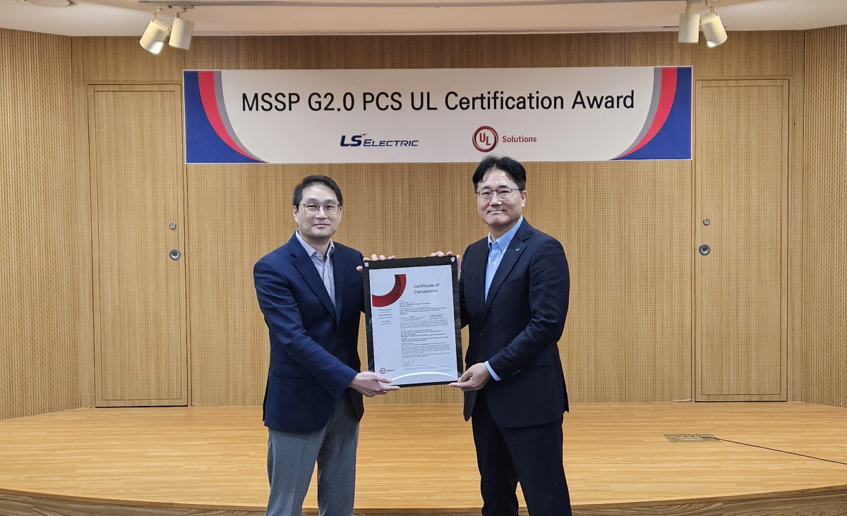 ▲LS일렉트릭이 4일 안양 글로벌 R&D 캠퍼스에서 'UL 1741' 인증서 수여식을 가졌다. 사진은 서장철 LS일렉트릭 전력연구개발본부장 겸 최고기술책임자(CTO)(오른쪽), 웨슬리 궉 UL 솔루션즈 신재생에너지 및 산업 자동화(EIA) 총괄 부사장(VP& GM)(왼쪽)이 수여식에서 기념촬영을 하는 모습. (사진제공-LS일렉트릭)