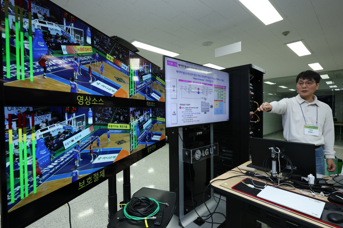 ▲LG유플러스 임직원이 안양사옥 방송센터에서 ‘히트리스 프로텍션’ 기술을 시연하고 있는 모습. (사진제공=LG유플러스)