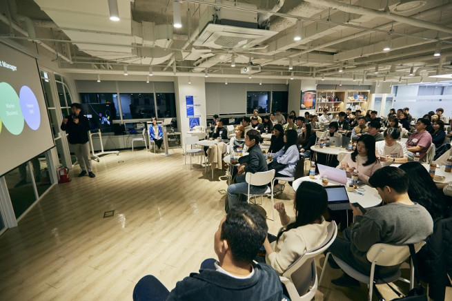 ▲잡코리아가 개최한 ‘퇴근 후 밋업’ 참석자들이 강연을 듣고 있다. (사진제공=잡코리아)