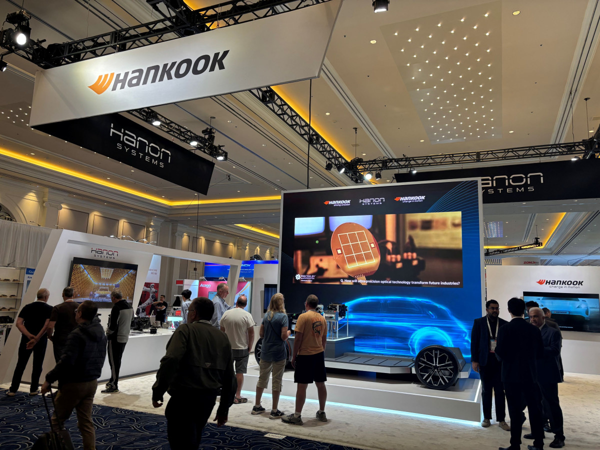 ▲4일(현지시각) 미국 라스베가스에서 개막한 글로벌 최대 자동차부품 전시회 'AAPEX 2025'에서 한국앤컴퍼니그룹(한국앤컴퍼니·한온시스템·한국타이어앤테크놀로지)이 부스에 전시한 메인 목업(mock-up) 차량을 방문객들이 관람하고 있다.  (사진=한국앤컴퍼니그룹)