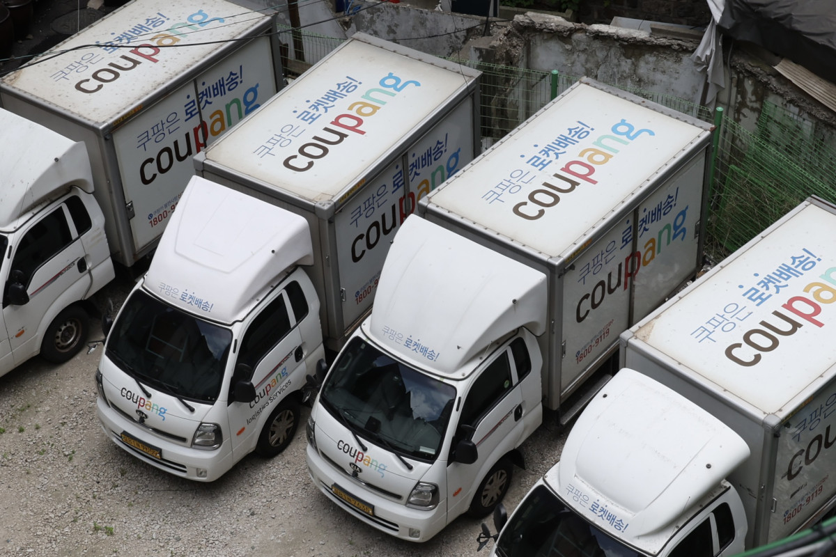 ▲3분기 역대 최대 매출을 기록한 쿠팡의 성장세가 이어지는 가운데, 배송 트럭들이 한 차고지에 정렬되어 있다. (뉴시스)