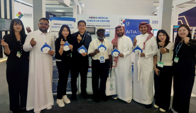 ▲사우디아라비아 리야드에서 열린 ‘Global Health Exhibition 2025’에서 KMI한국의학연구소 관계자들이 기념촬영을 하고 있다. (사진제공=KMI한국의학연구소)