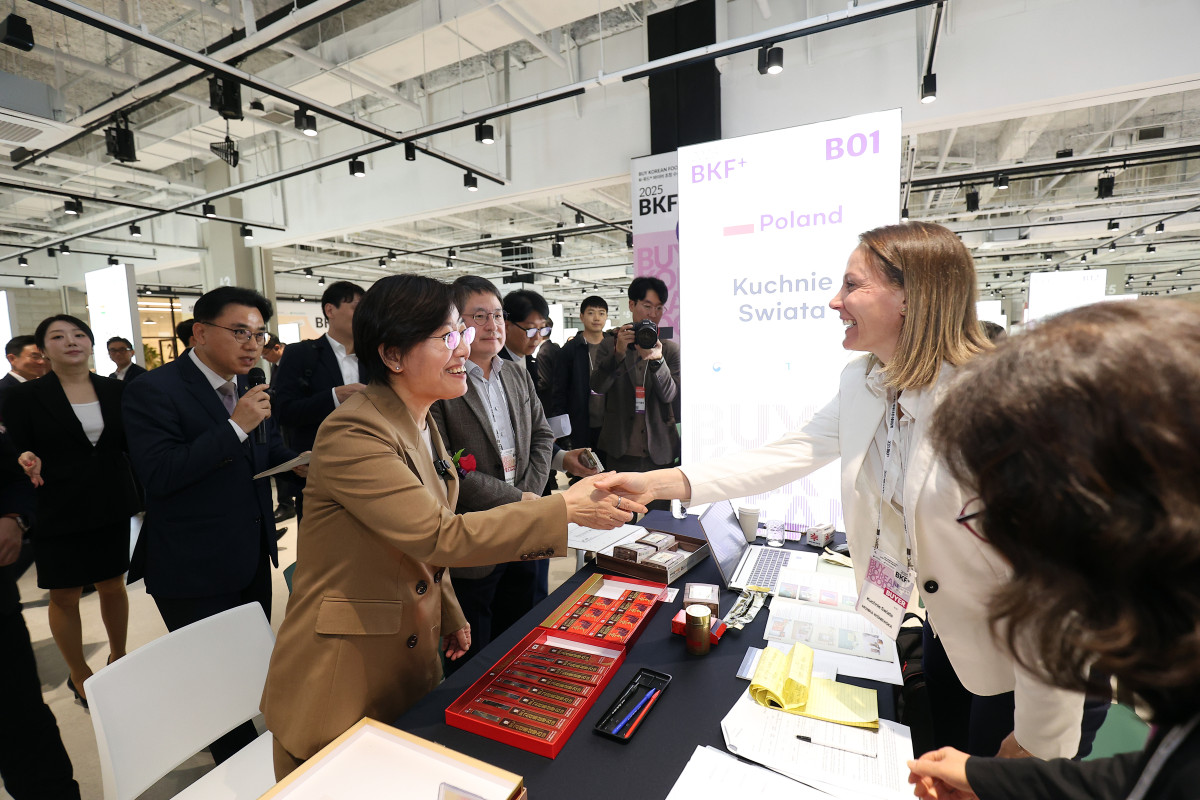 ▲송미령 농림축산식품부 장관이 29~31일 서울 코엑스에서 열린 ‘2025 하반기 K-푸드+ 바이어 초청 수출상담회’에 참석해 행사 참석자들과 악수하며 인사하고 있다. (사진제공=농림축산식품부)