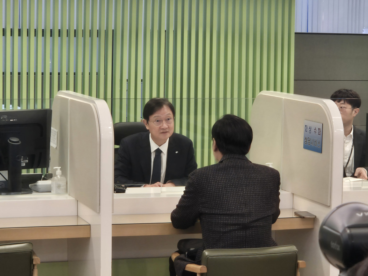 ▲이찬진 금융감독원장이 벨기에펀드 피해 민원인과 상담하고 있다. (여다정 기자 yeopo@)