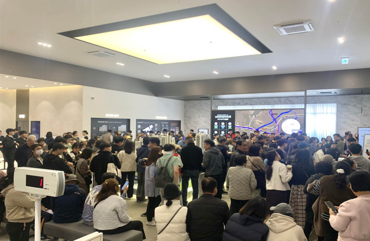 ▲'김천혁신 동일하이빌 파크레인' 견본주택 관람객