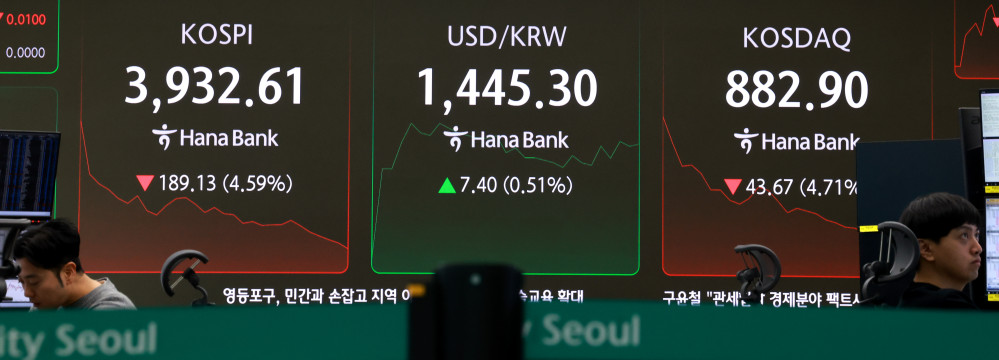 ▲5일 서울 을지로 하나은행 본점 딜링룸 현황판에 코스피, 원/달러 환율, 코스닥 지수가 표시되고 있다.  (연합뉴스)